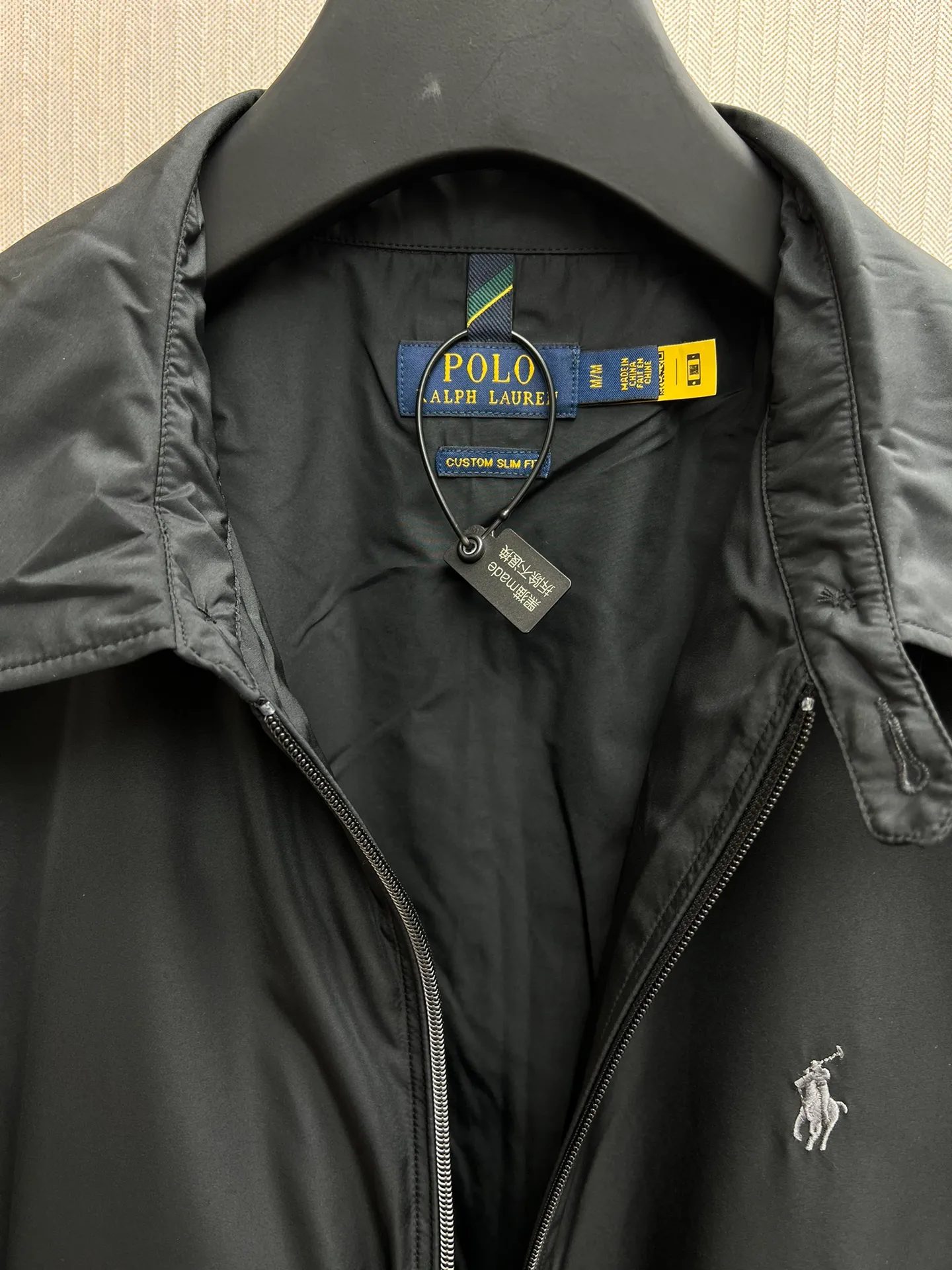 🅿️750 POLO 25ss new packable jacket. This jacket can be stored in its own jacket and can be hung on the luggage handle after being stored. It is ideal for travel. It is made of waterproof fabric and equipped with multiple pockets to store your regular supplies. Size: M.L.XL.XXL.